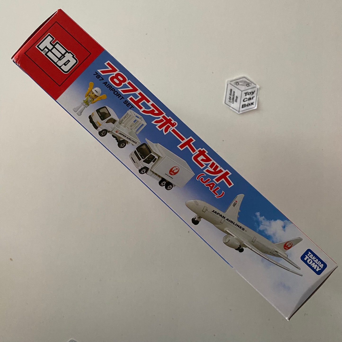 TOMICA Set - Boeing 787 Airport Set - Japan Airlines 787 & 2 Trucks (Boxed) BE08