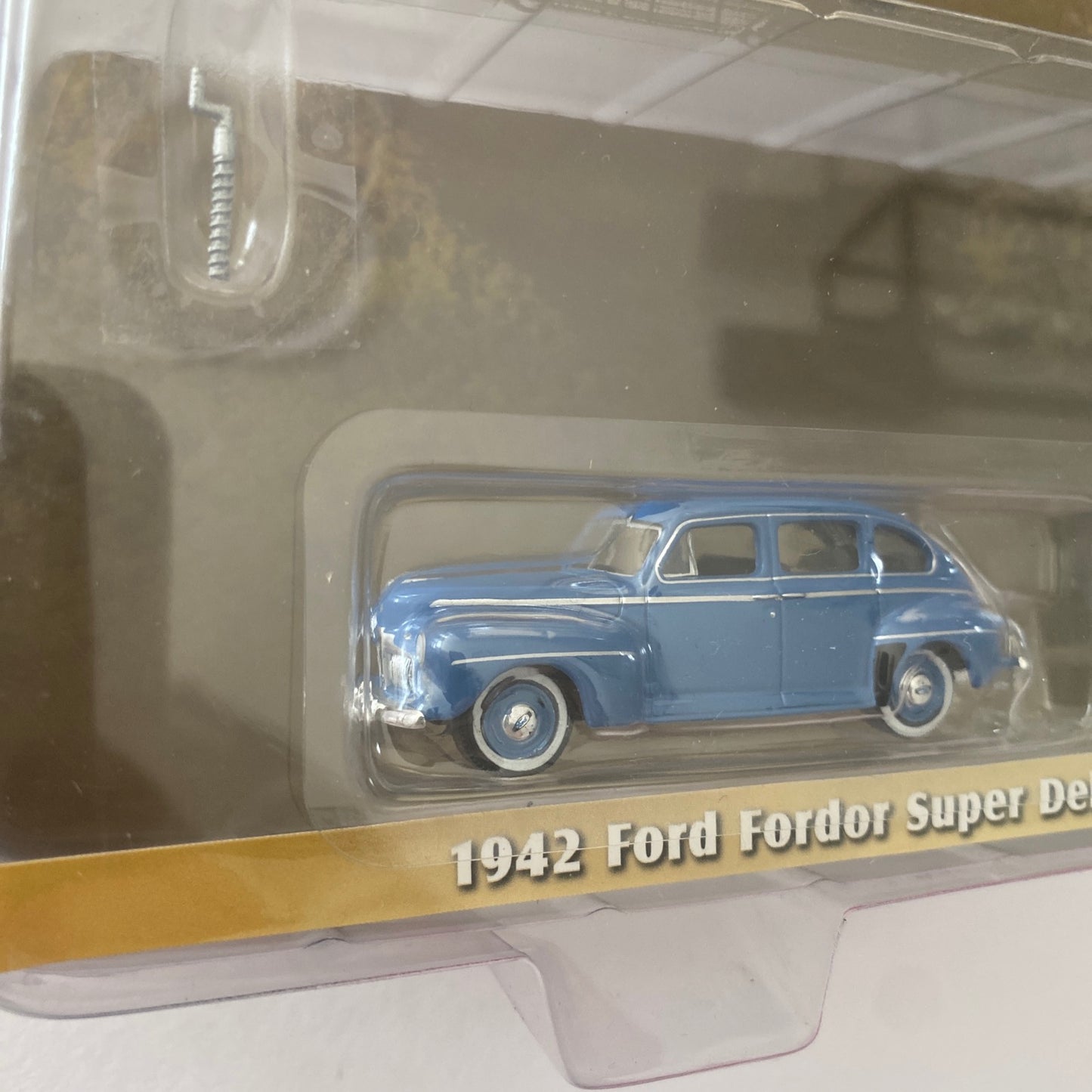 GREENLIGHT - 1942 Ford Fordor Super Deluxe & Trailer (Hitch & Tow Series 30) U95