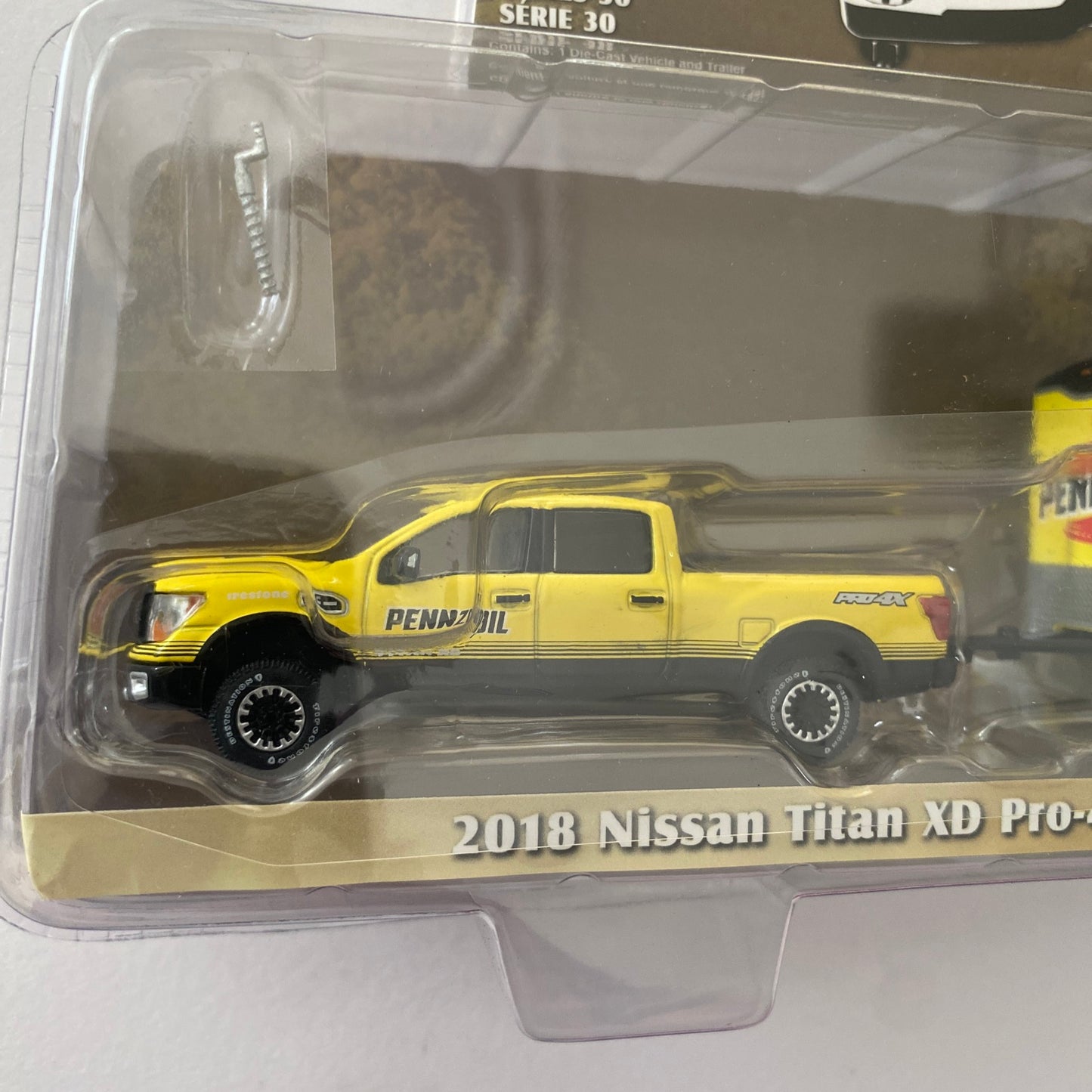 GREENLIGHT - 2018 Nissan Titan & Enclosed Car Hauler (Hitch & Tow Series 30) U95