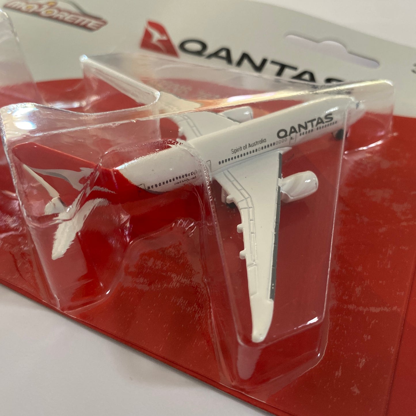 MAJORETTE Qantas - Toyota Hiace & Boeing 787-9 (1:64 Vehicle & Plane Set) L64