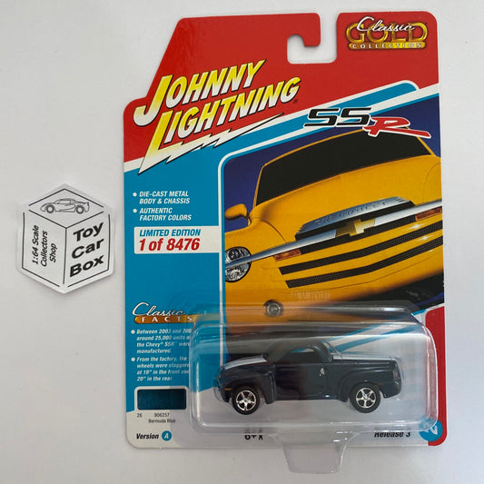 2022 JOHNNY LIGHTNING - 2005 Chevy SSR (Blue - Classic Gold Release 3A) M15