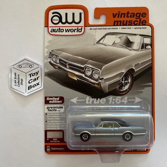 2023 AUTO WORLD - 1996 Oldsmobile 442 (Silver Mist - Release 2B) M15