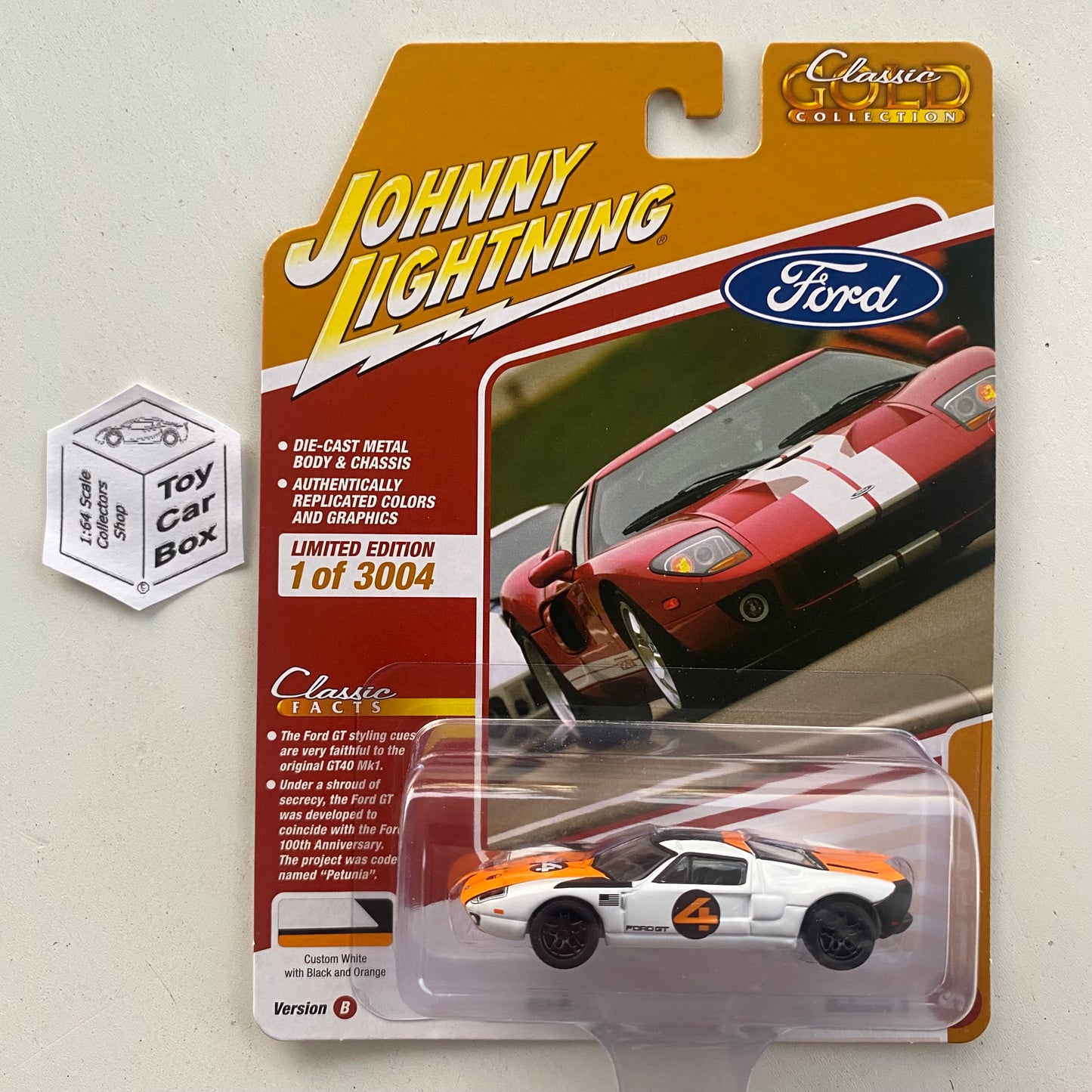 2023 JOHNNY LIGHTNING - 2005 Ford GT (White - Classic Gold R2) I85g