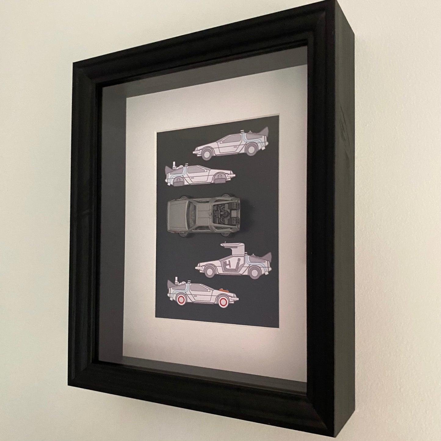 WALL ART - HOT WHEELS Back To The Future DeLorean Mounted In Frame (28x23cm) L00