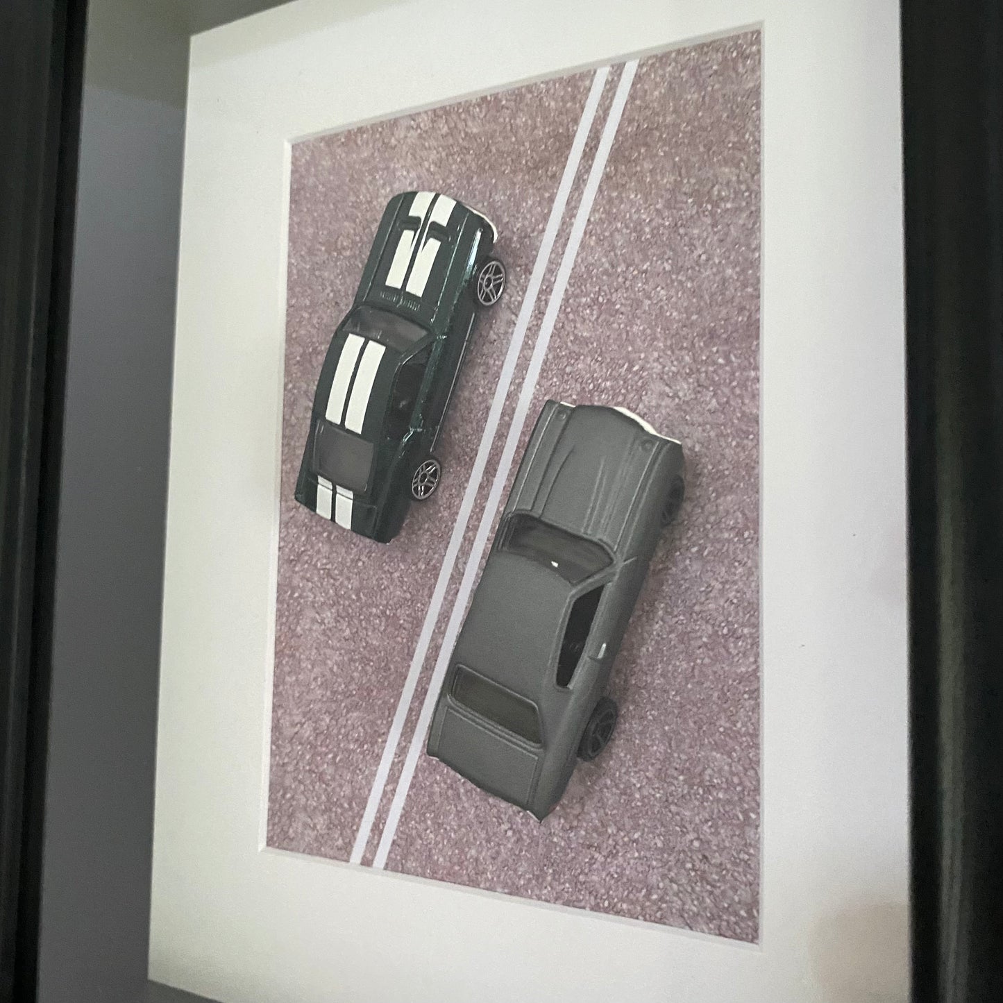 WALL ART - HOT WHEELS ‘67 Mustang & ‘70 Chevelle Mounted In Frame (28x23 cm) N00