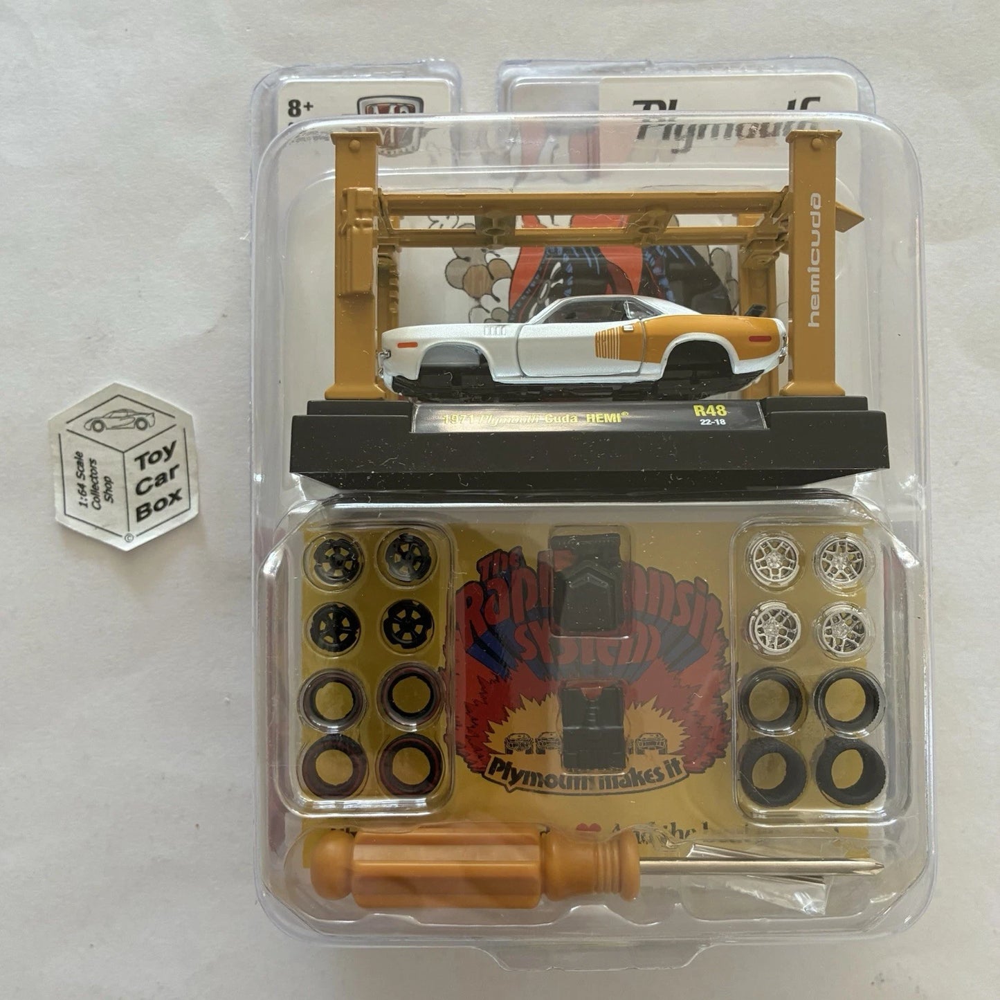 M2 MACHINES - 1971 Plymouth Cuda Hemi (White - 1:64 Model Kit R48) O53g