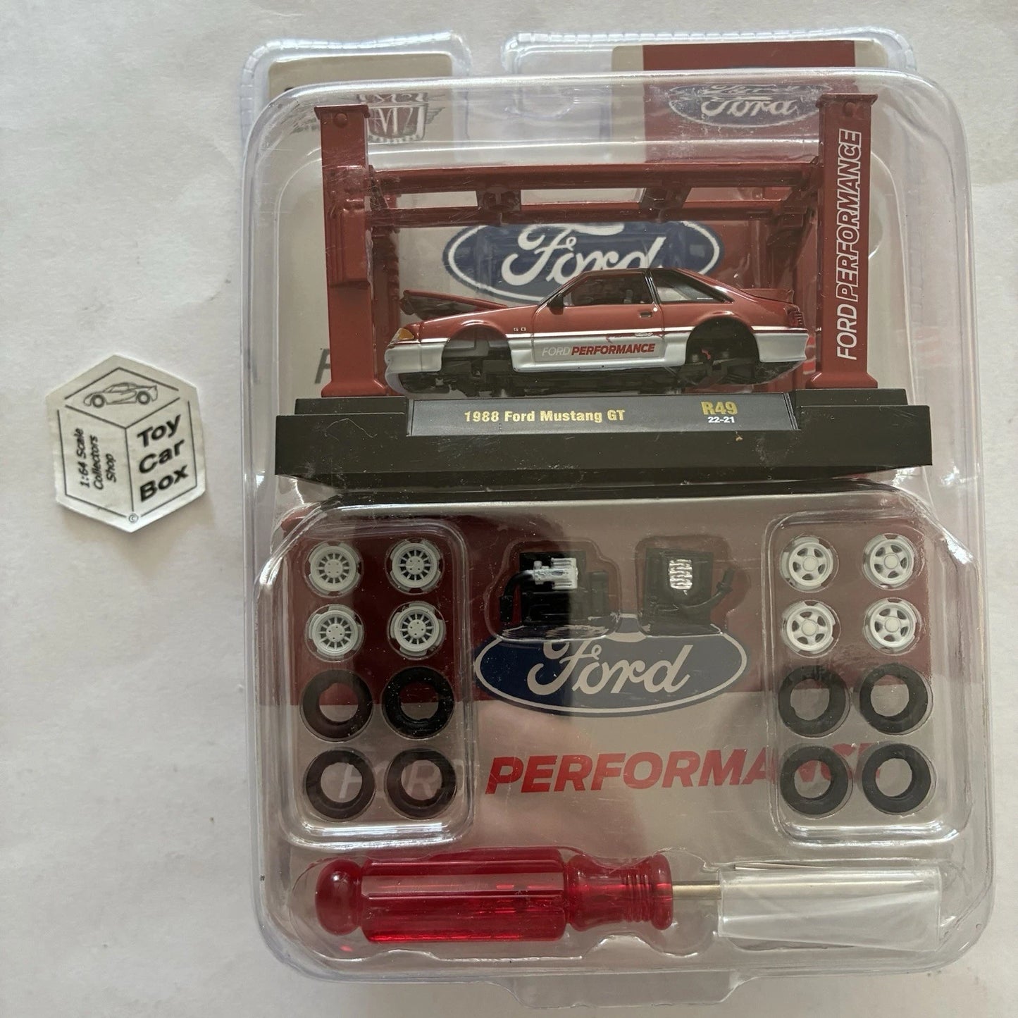 M2 MACHINES - 1988 Ford Mustang GT (Red / Silver - 1:64 Model Kit R49) O53g