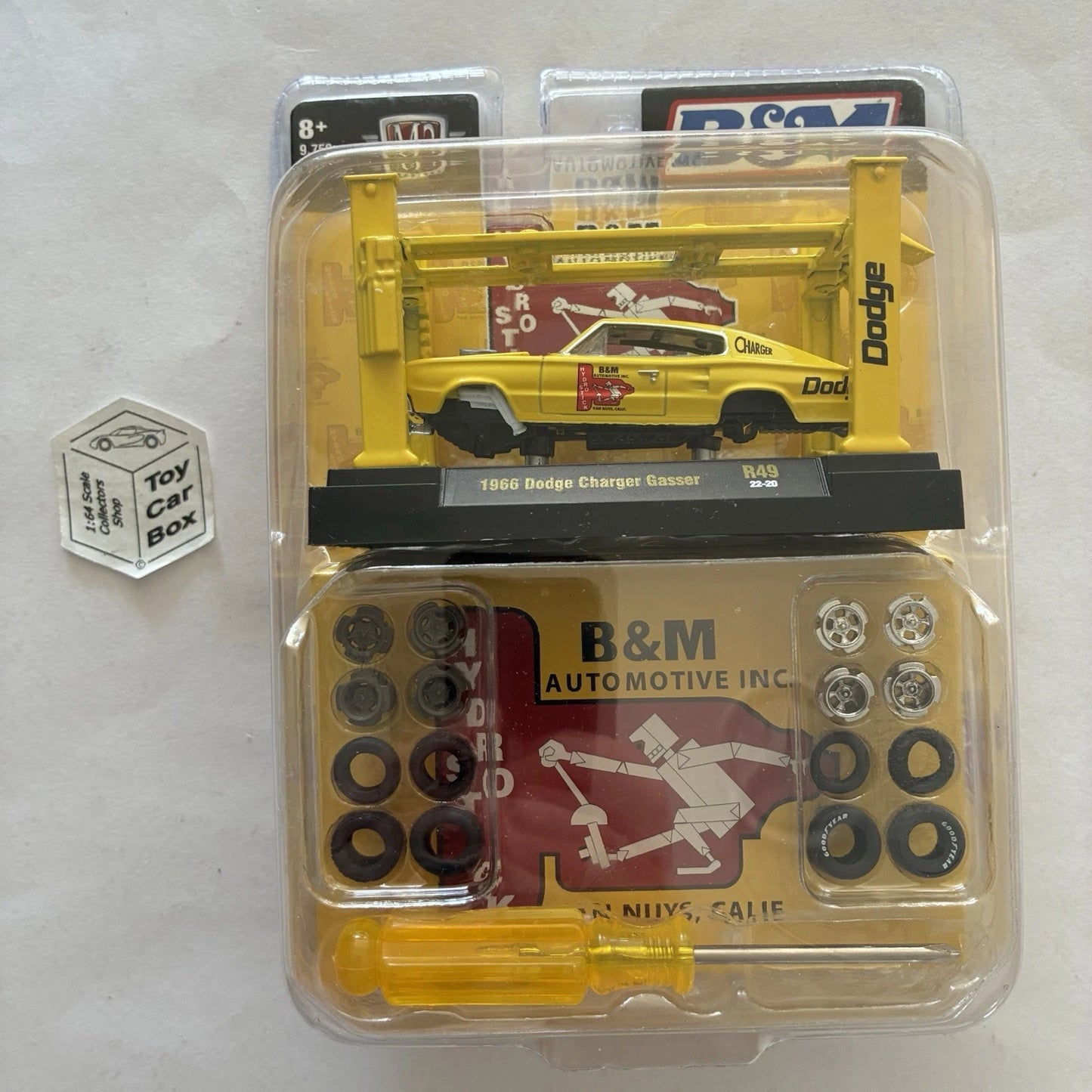 M2 MACHINES - 1966 Dodge Charger Gasser (Yellow - 1:64 Model Kit R49) O53g